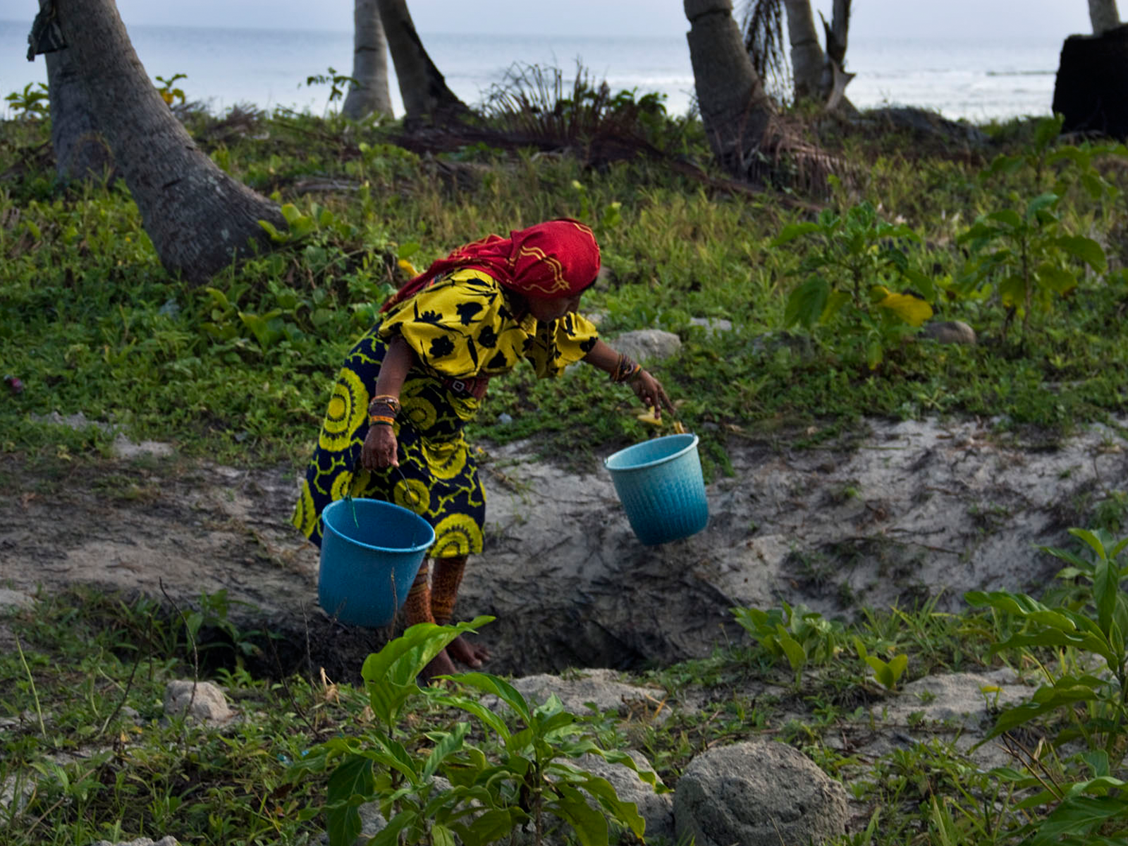 «Colectando agua dulce en su isla, Panamá». Agustín Abad Kuna. Concurso «El agua en imágenes», 2015.